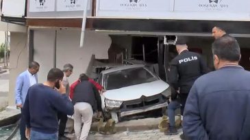 Sultanbeyli’de Otomobil İş Yerine Girdi: 1 Yaralı