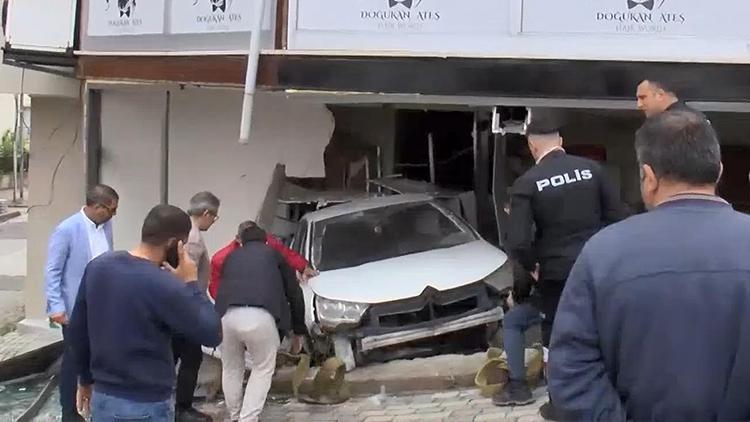 Sultanbeyli’de Otomobil İş Yerine Girdi: 1 Yaralı