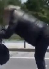 Tehlikeli Scooter Yolculuğu: Yaptığı Hareketlerle Endişe Yaratıyor!