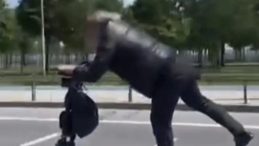 Tehlikeli Scooter Yolculuğu: Yaptığı Hareketlerle Endişe Yaratıyor!