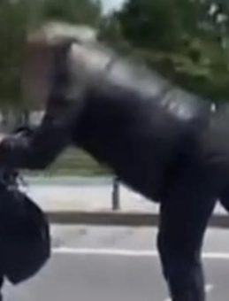 Tehlikeli Scooter Yolculuğu: Yaptığı Hareketlerle Endişe Yaratıyor!