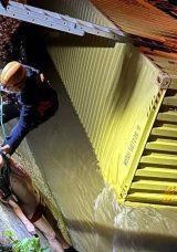 TIR Dereye Uçtu, Sürücü Hayatını Kaybetti