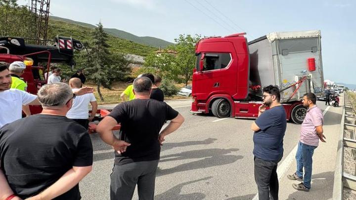 TIR Sürücüsü Arı Sokmasıyla Fenalaştı, Yol Kapandı!