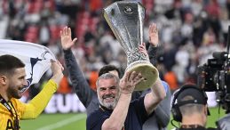 Tottenham’ın teknik direktörü Ange Postecoglou İngiltere’de “kahraman” ilan edildi!