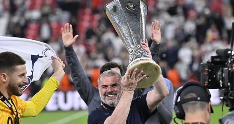 Tottenham’ın teknik direktörü Ange Postecoglou İngiltere’de “kahraman” ilan edildi!