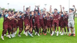 Trabzonspor U19 Takımı Şampiyonluk Kupasını Kaldırdı