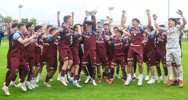 Trabzonspor U19 Takımı Şampiyonluk Kupasını Kaldırdı