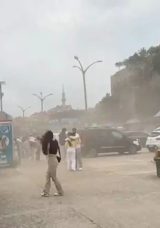 Turistik ilçede fırtına tozu dumana kattı: Yürümekte zorlandılar!