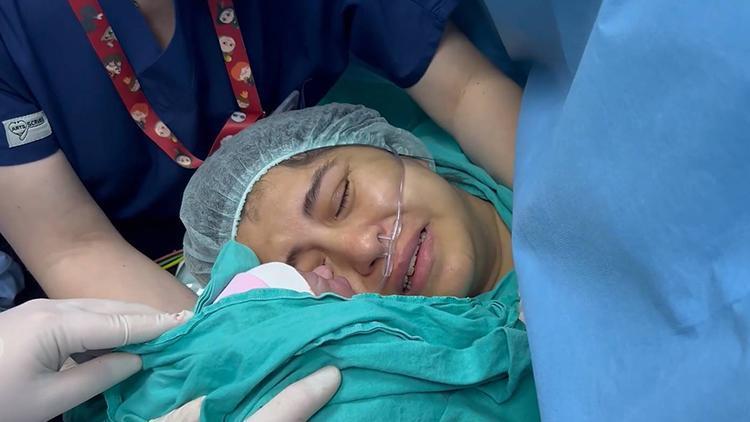 Türkiye’de bir ilke imza atıldı: Genç kadın doktorların ‘risk’ uyarısına rağmen bebeğini sağlıklı bir şekilde dünyaya getirdi