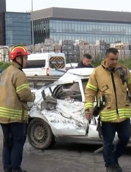 Tuzla’da otomobil bariyerlere çarptı: 1 ölü, 4 yaralı