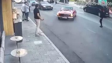 Vale, Teslim Aldığı Klasik Araçla Kaza Yaptı