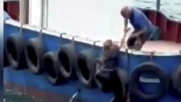 Vapurdan Denize Düşen Kadını Balıkçılar Kurtardı