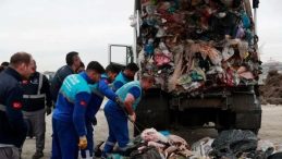 Yanlışlıkla Çöp Konteynerine Atılan Çantayı 1 Mayıs İşçi Bayramında Temizlik İşçisi Buldu