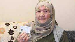 Yaşını tahmin etmeniz çok zor! Makbule Nine’nin doğum tarihini duyanlar şaşkına dönüyor… | Sağlık çalışanları doğum günü sürprizi yaptı