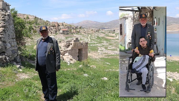 Yatalak Oğlu İçin Terk Edilen Mahallde Yaşıyor: ’35 Senedir Onun İçin Bu Köyü Bekliyorum’
