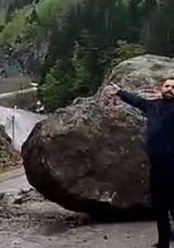 Yaylaya gitmek isterken büyük bir tehlike atlattılar: Dev kaya kütlesinden son anda kurtuldular!