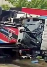 Yokuş Aşağı İnerek Araçlara Çarpan İş Makinesi Devrildi!