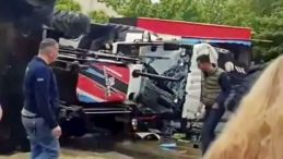 Yokuş Aşağı İnerek Araçlara Çarpan İş Makinesi Devrildi!