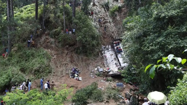 Yolculuk felakete dönüştü: Uçuruma düşen otobüste 21 kişi hayatını kaybetti