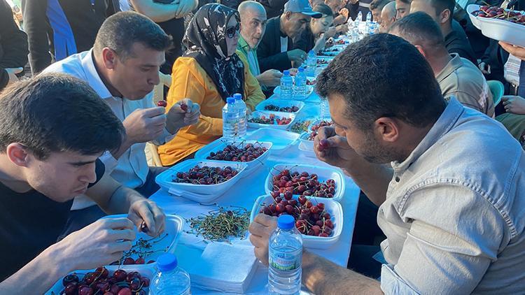 10 Dakikada 2 Kilo 592 Gram Yiyerek Yarışmanın Şampiyonu Oldu