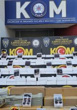 14 Milyonluk Kaçak Güneş Gözlüğü ve Telefon Ele Geçirildi