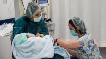 18 Bin Bebekten 1’inde Görülüyor: 10 Günlük Bebek Göz Tansiyonu Ameliyatı Geçirdi