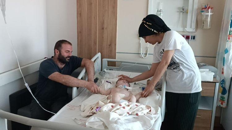 2 Yaşında, 16 Ameliyat Geçirdi! Baba ‘Yenidoğan Çetesi’ni İşaret Etti