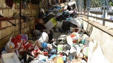 6 Katlı Binadan 20 Kamyon &Ccedil;&ouml;p &Ccedil;ıktı