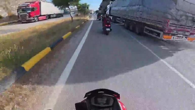 Tır ile motosikletler arasında tehlikeli anlar