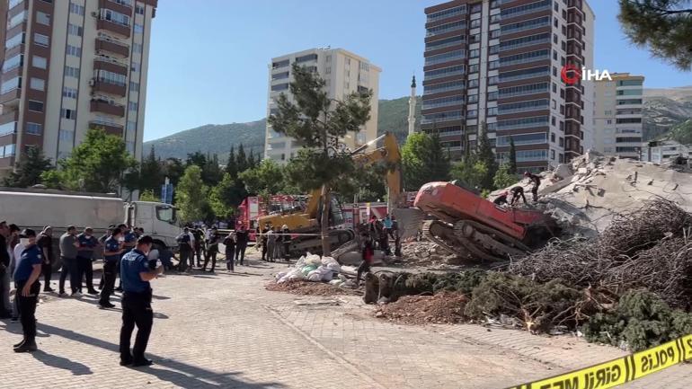Yıkım sırasında devrilen bina