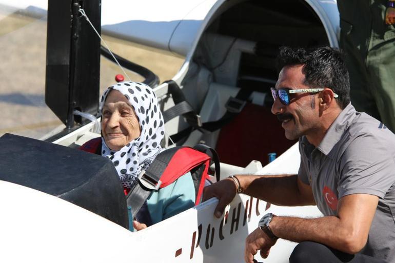 Mürüvvet Teyze uçuş sonrası mutluluğunu yaşıyor