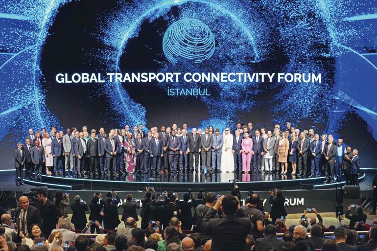 Cumhurbaşkanı Tayyip Erdoğan, forumda katılımcılarla birlikte fotoğraf çektirdi.