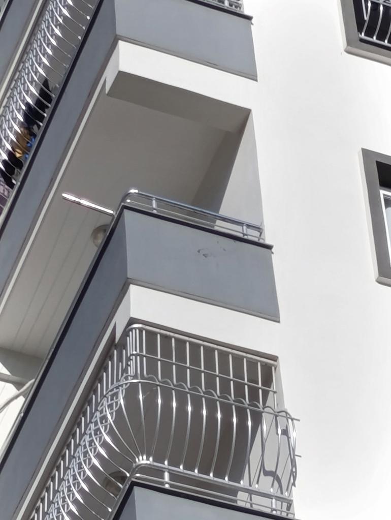 Dilek’in balkona tutunurken bıraktığı kan izleri hâlâ duruyor.