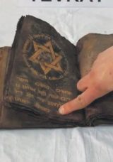 700 Yıllık El Yazması Tevrat Ele Geçirildi