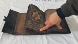 700 Yıllık El Yazması Tevrat Ele Geçirildi