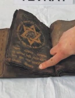 700 Yıllık El Yazması Tevrat Ele Geçirildi
