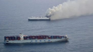 ABD&rsquo;de Kargo Gemisinde B&uuml;y&uuml;k Yangın: 3 Binden Fazla Ara&ccedil; Suyun Dibine G&ouml;m&uuml;ld&uuml;