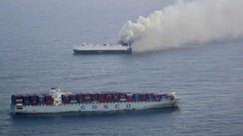 ABD’de Kargo Gemisinde Büyük Yangın: 3 Binden Fazla Araç Suyun Dibine Gömüldü