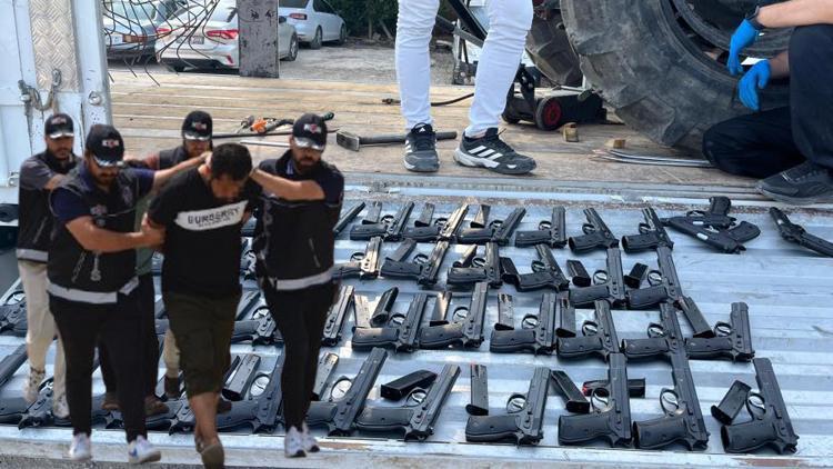 Adana’da 450 Adet Tabanca Ele Geçirildi! Tarım Ekipmanları Arasında Gizlenmiş