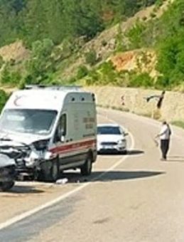 Adana’da otomobil ambulansla çarpıştı: 1 ölü, 1 yaralı