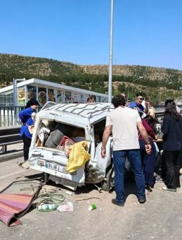 Afyon'da Üst Geçitte Trafik Kazası: 1 Kişi Hayatını Kaybetti