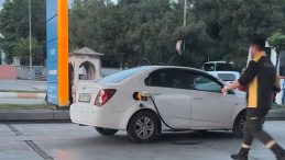 Akaryakıt İstasyonunda Şok Edici Anlar: Benzin Pompasıyla Hareket Halinde!