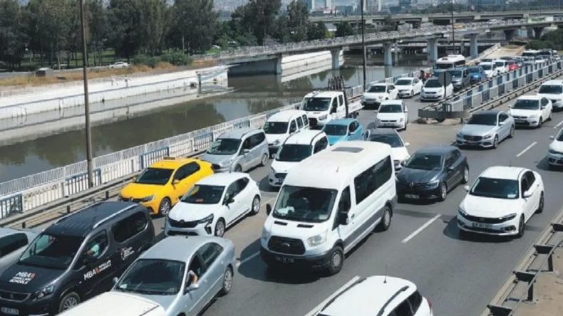 Akıllı Sistemler İşlevsiz, Trafik Felç Olmuş Durumda