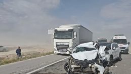 Aksaray'da Kum Fırtınası Zincirleme Kazaya Sebep Oldu: 5 Araç Birbirine Girdi, Çok Sayıda Yaralı Var