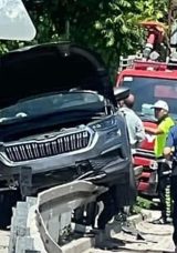 Amasya’da kaza yapan otomobil bariyerlere asılı kaldı: 1 kişi yaralandı!