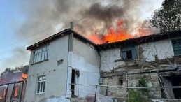 Amasya’daki Yangında 4 Ev Alevler İçinde Kül Oldu!