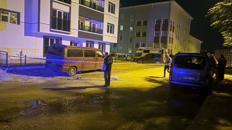 Annesiyle Boşanma Aşamasındaki Babasını Sokak Ortasında Bıçakladı