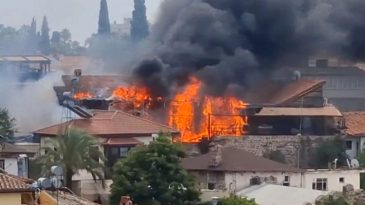Antalya Kalei&ccedil;i'nde Yangın: Biri Otel, &Uuml;&ccedil; İşletme Alevlere Yenik D&uuml;şt&uuml;