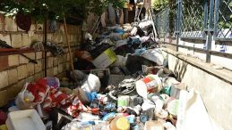Antalya'da Atık Dolu Ev İçin Büyük Temizlik: 20 Kamyon Çöp Çıkarıldı!