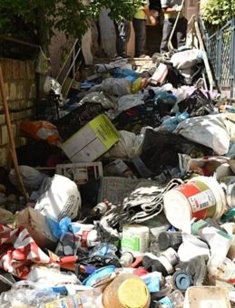Antalya'da Atık Dolu Ev İçin Büyük Temizlik: 20 Kamyon Çöp Çıkarıldı!